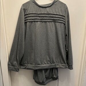 Gray Long Sleeve Top with Pleated Design Matching 👖